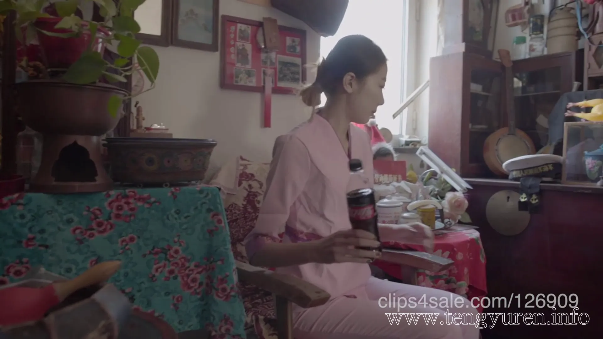 [老梦视觉]气质美女找工作误入狼窝，被变态中年大叔迷晕，舔脚趾玩弄