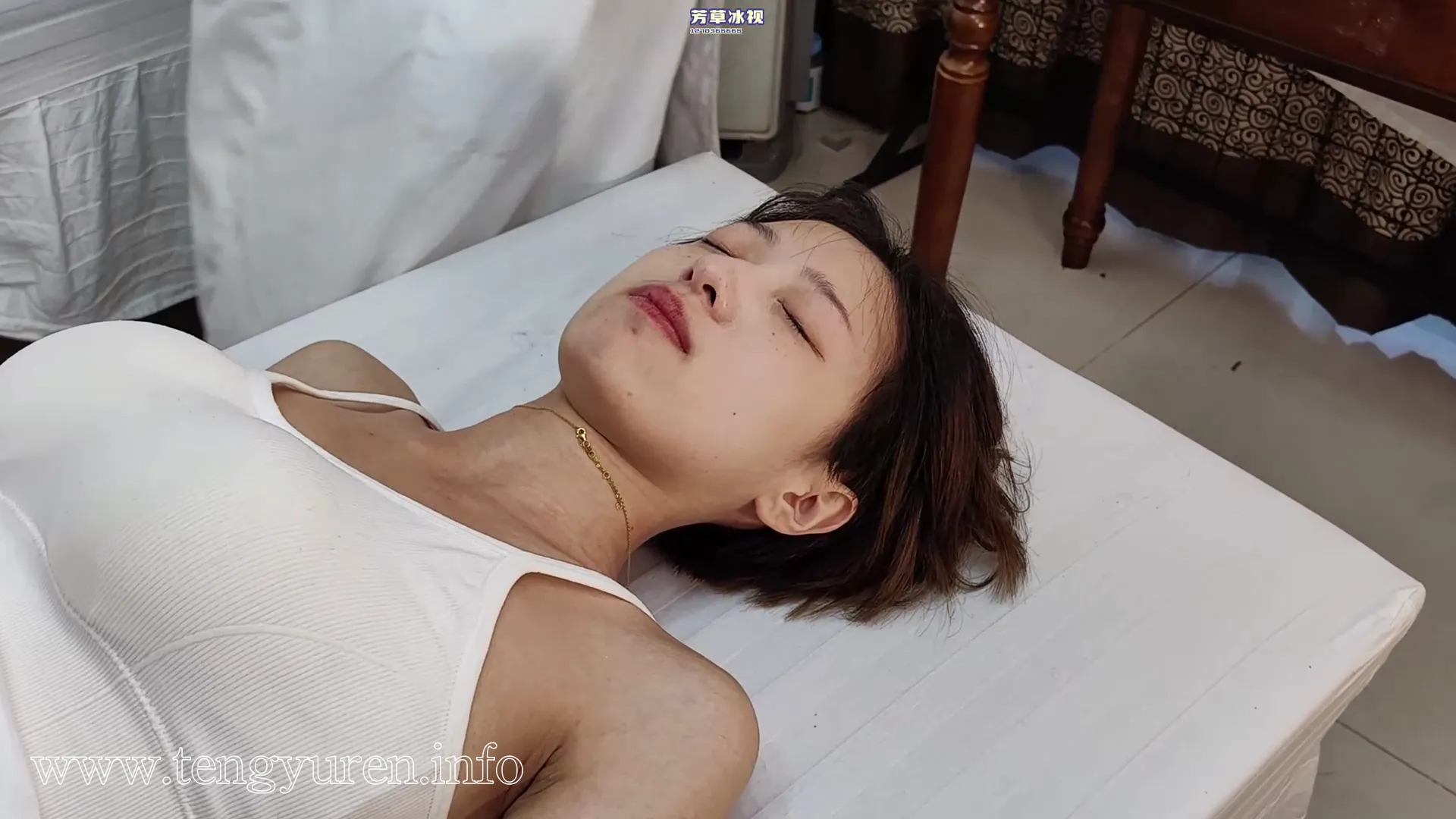 [芳草冰视]靓丽JK妹纸玉体摆弄化妆