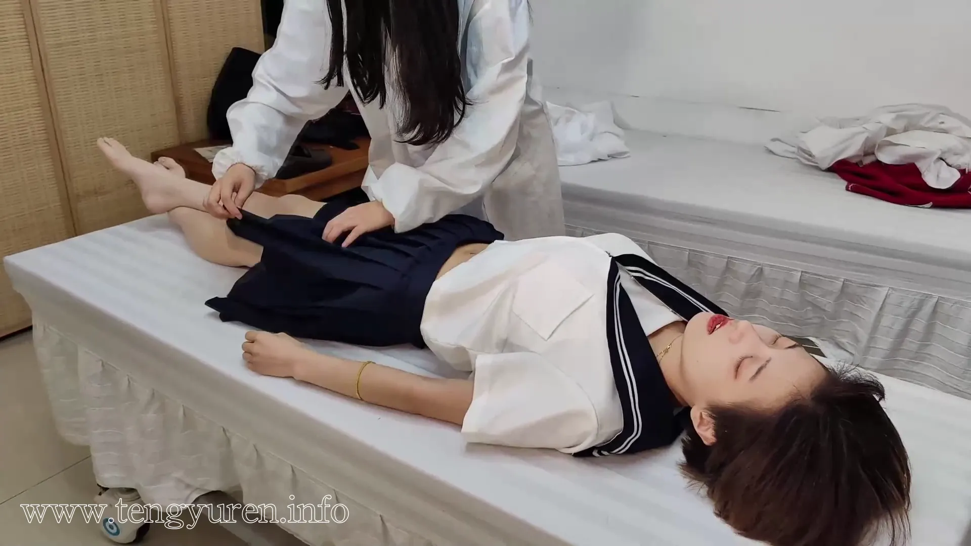 [芳草冰视]靓丽JK妹纸玉体摆弄化妆