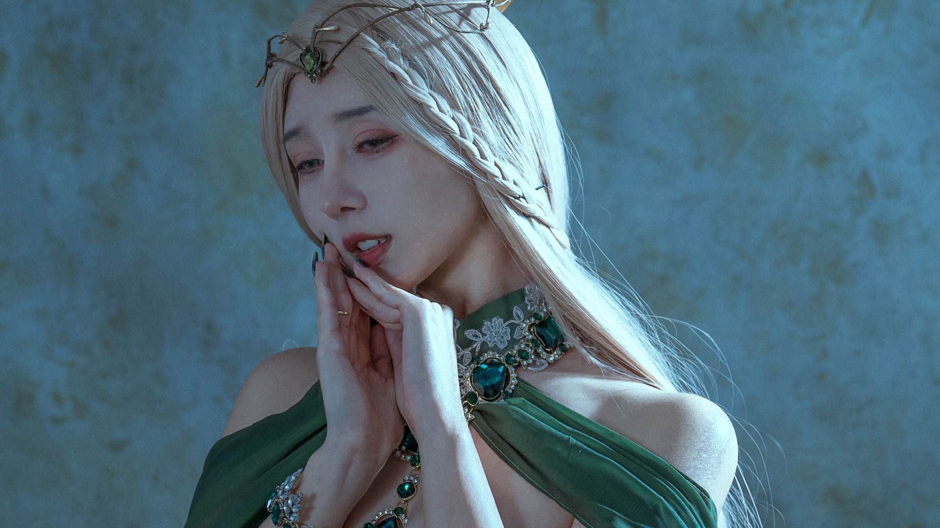 云溪溪图片集欣赏,密室中的女将军,持花弓箭的英姿
