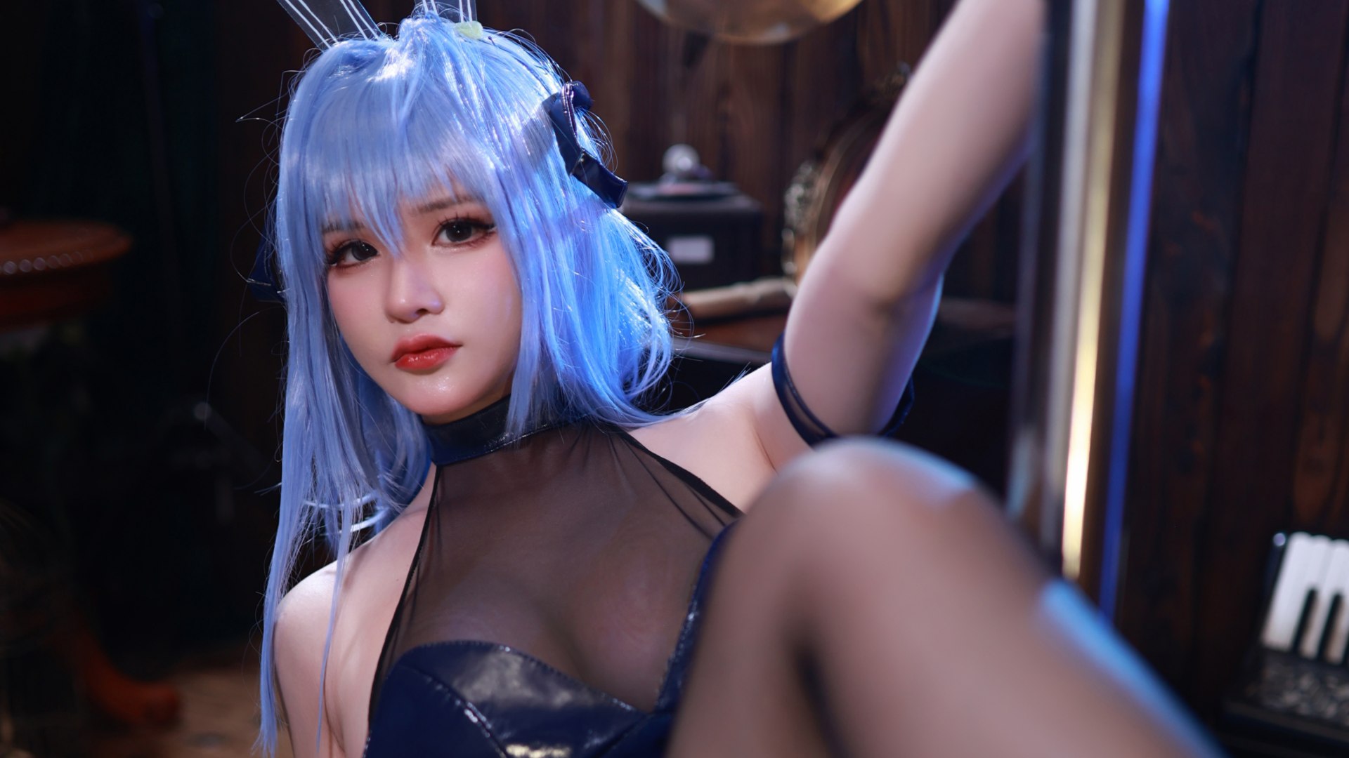 前羽cos的蓝色幻想：花园中的美人鱼之舞，静若处子，动若脱兔