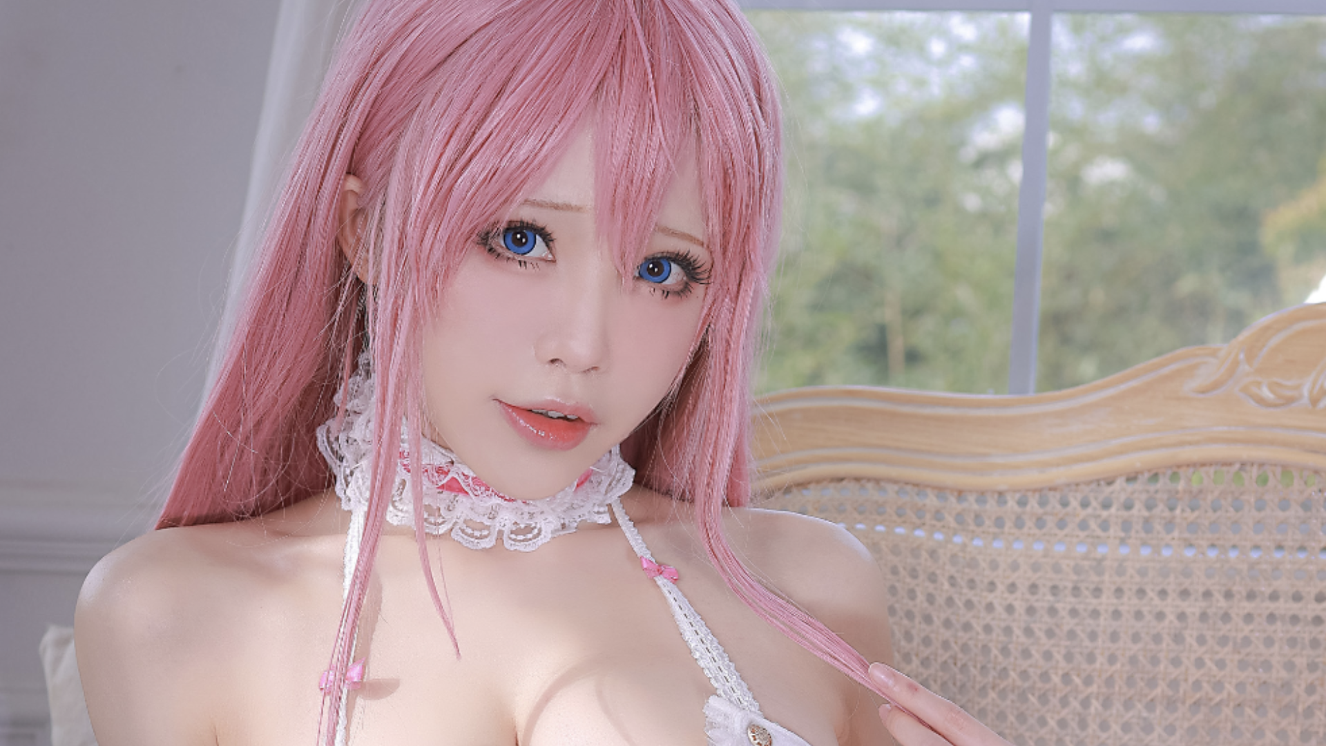 水淼aqua新作《芙蕾雅》:从神秘到俏皮,展现粉色魔法的魅力