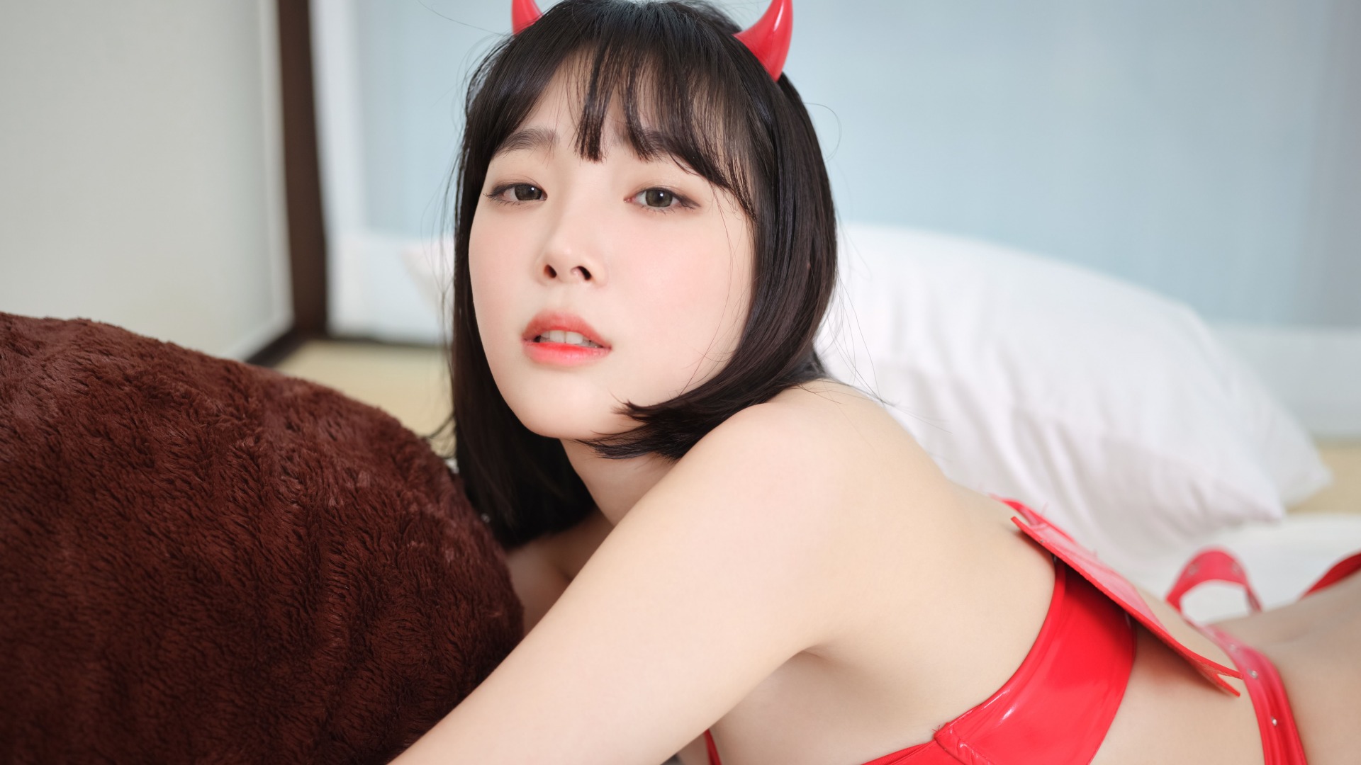 韩国女神姜仁卿的自信与魅力,与毛绒小熊的一场甜蜜互动