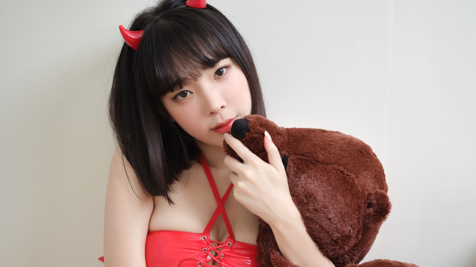 韩国女神姜仁卿的自信与魅力,与毛绒小熊的一场甜蜜互动
