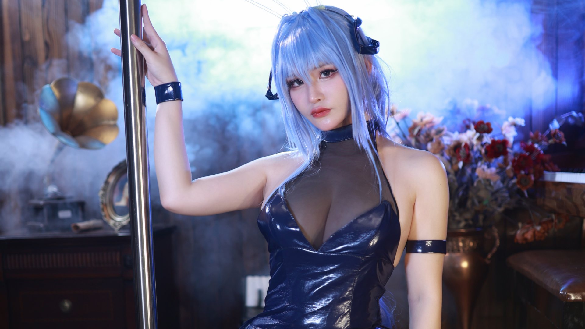 前羽cos的蓝色幻想：花园中的美人鱼之舞，静若处子，动若脱兔