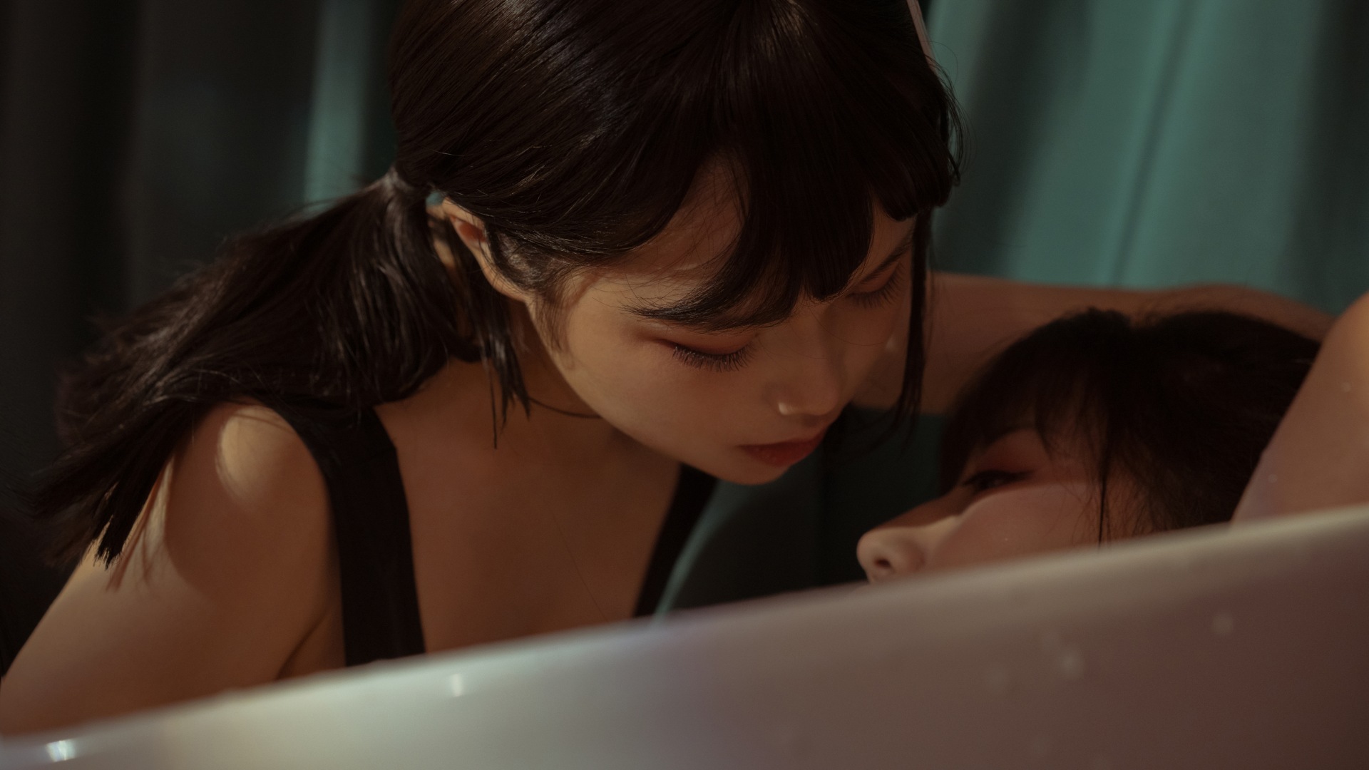 七月喵子合集鉴赏:深夜的嬉戏与闺蜜的魔法之《黑白双人浴缸》