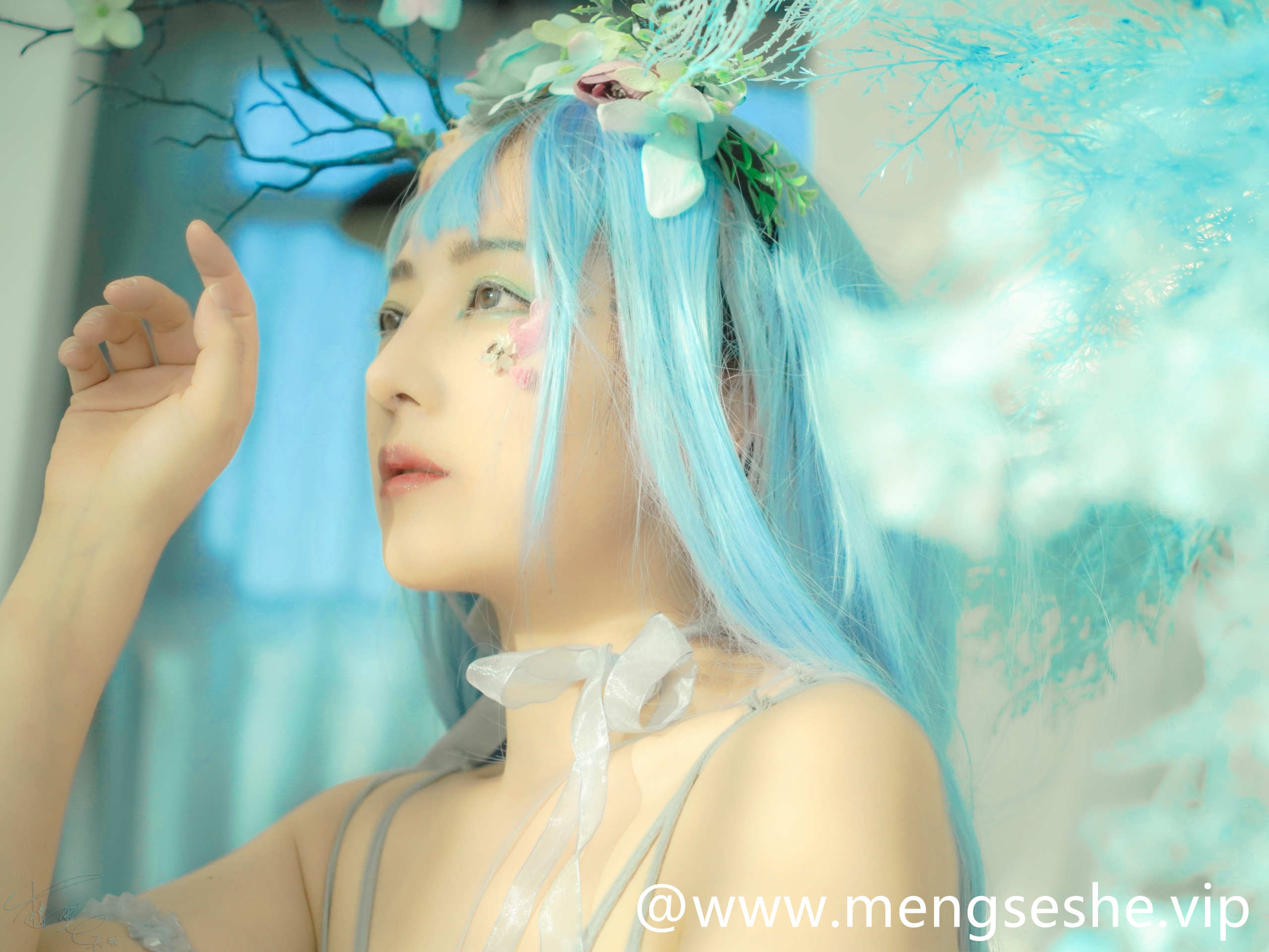 樱晚gigi那充满迷人姿态的举手投足,仿佛一幅风情万种的画卷,快来下载最新114套图片集欣赏