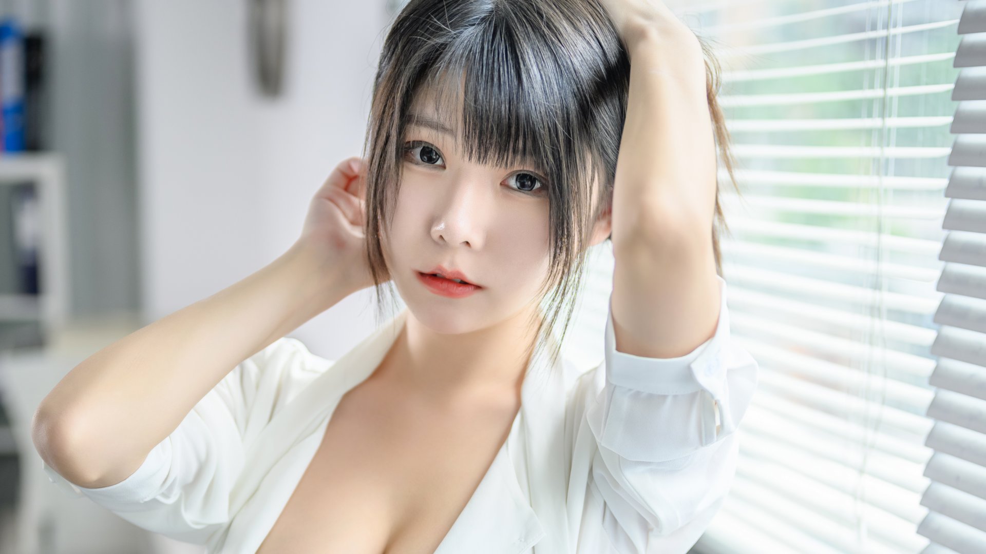 香草喵露露cos化身成极致女上司，办公室里的甜蜜粉色幻想