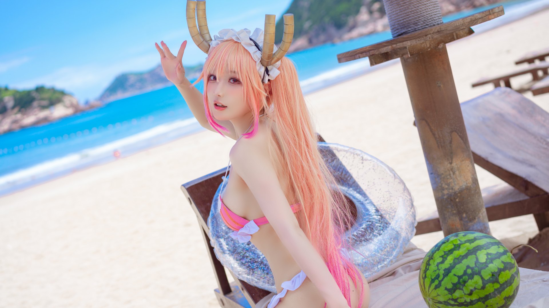 阿包也是兔娘cos图片集欣赏:从漫画中走出的龙女仆,夏日甜心的璀璨光芒