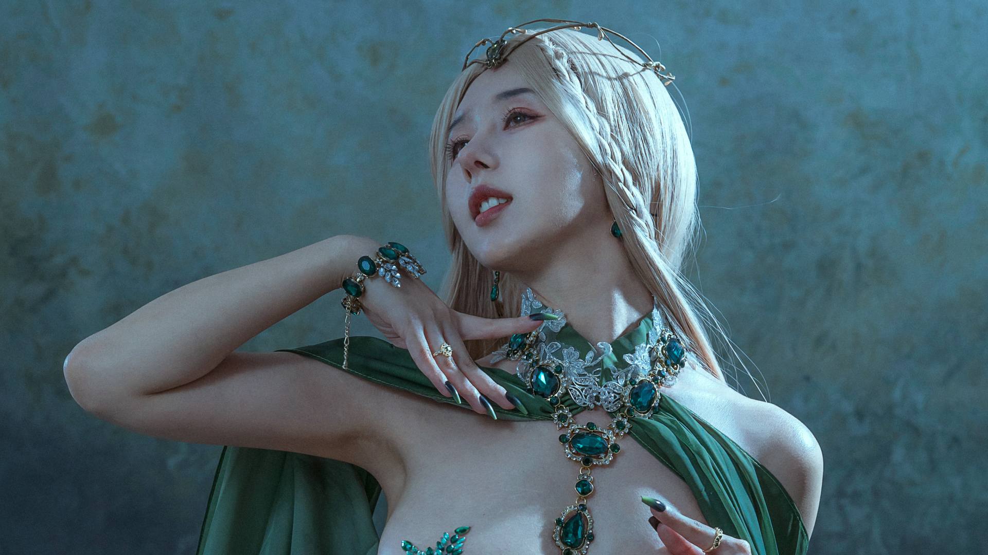 云溪溪图片集欣赏，密室中的女将军，持花弓箭的英姿