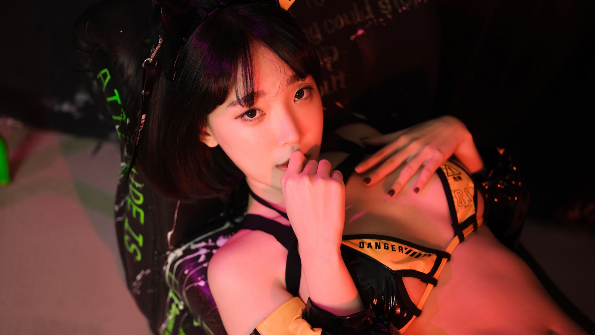 姜仁卿COS与电玩室的奇妙邂逅,寻找过去的记忆与活力